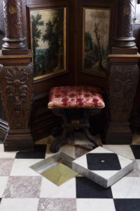 Ett hörn i vinterrummet på Rosenborg slott där bilden visar ett en bit av golvet är bortlyft och att det är ett hål ner till rummet under.