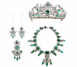 Smaragdsetet i den danska kronjuvelerna, bestående av en tiara, örhängen, brosch och halsband.